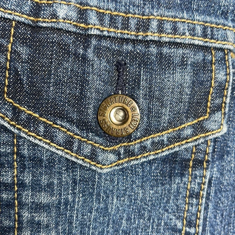 Levi's Women's Denim Jean Jacket Sz Medium! - Picture 3 of 8